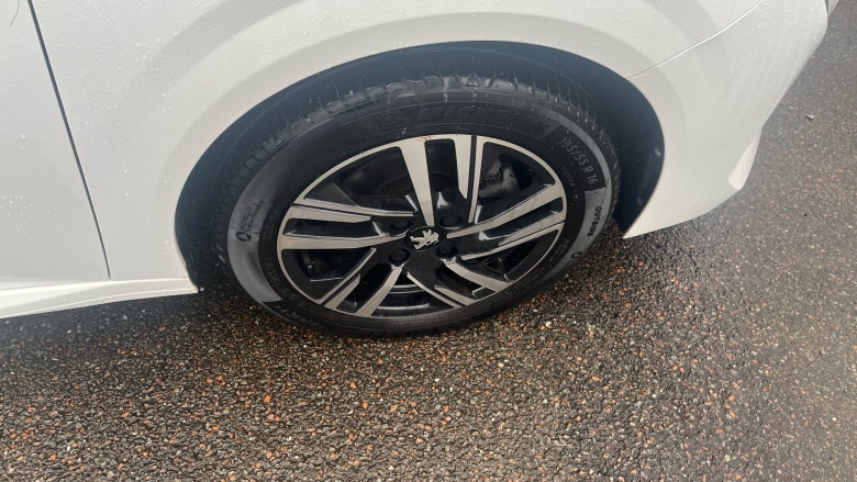 Peugeot 208 1.2 PureTech 100 Allure Premium + 5dr Petrol Hatchback